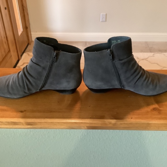 Bare Traps Sued Boots - Picture 2 of 3